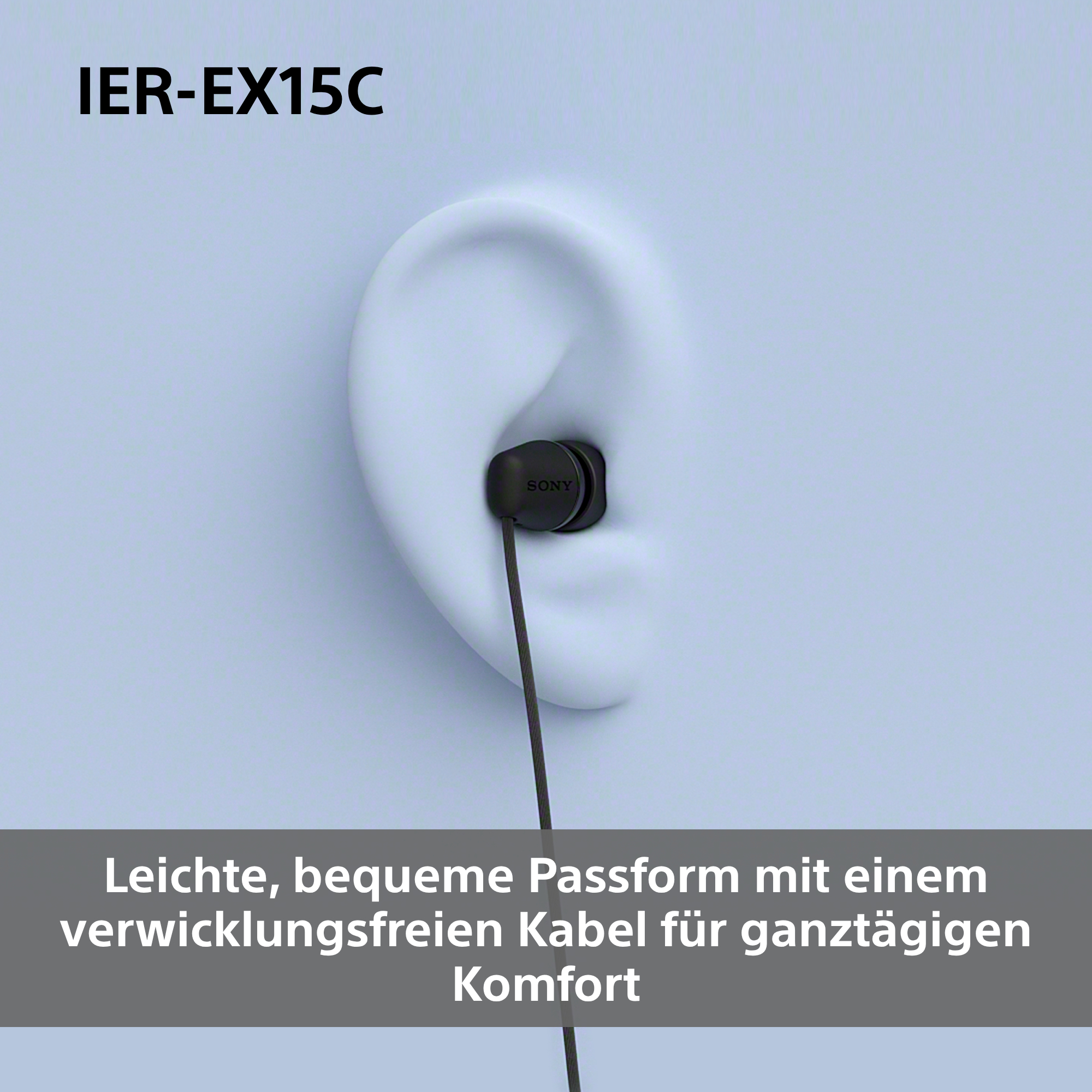 Ein Ohrhörer mit schwarzem Kabel wird in ein Ohr gesteckt. Der Text lautet: IER-EX15C. SONY ist sichtbar.