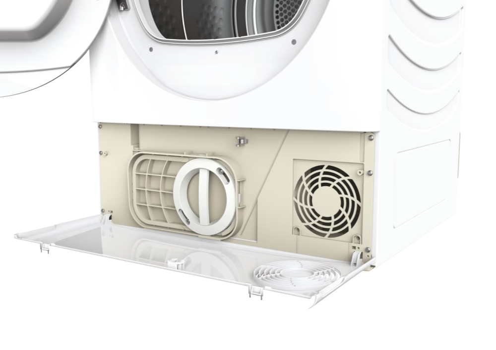Egy fehér szárítógép aljának közeli képe. Szűrőrekesz, ventilátor és nyitott szűrőajtó látható. A bézs és a fehér színek dominálnak.