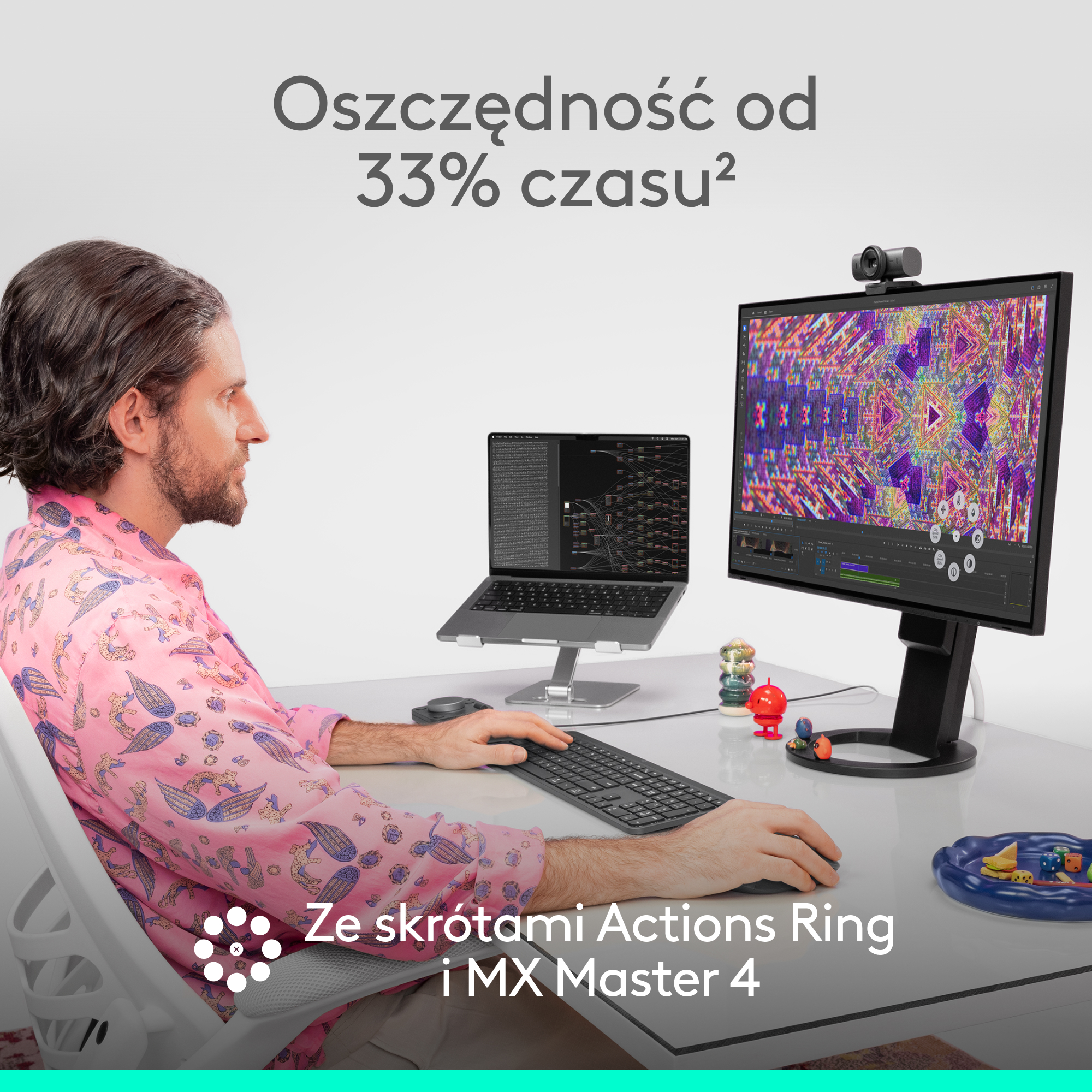 Mężczyzna przy biurku z konfiguracją komputera. Monitor wyświetla kolorowy wzór, widoczny laptop i klawiatura.