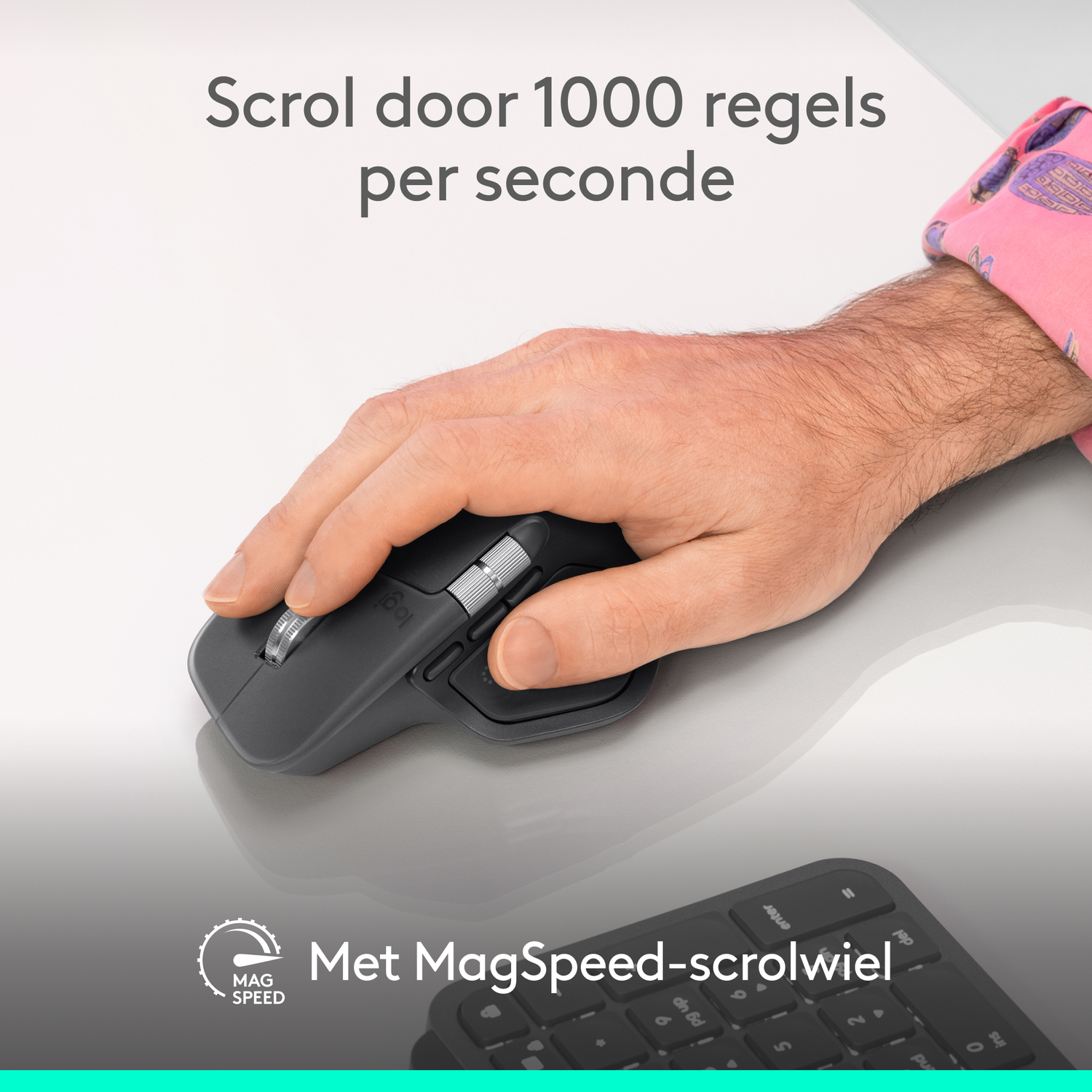 A hand using a grey mouse with scroll wheel on a white surface, a keyboard is on the bottom. Text says, 'scroll door 1000 regels per seconde'.
