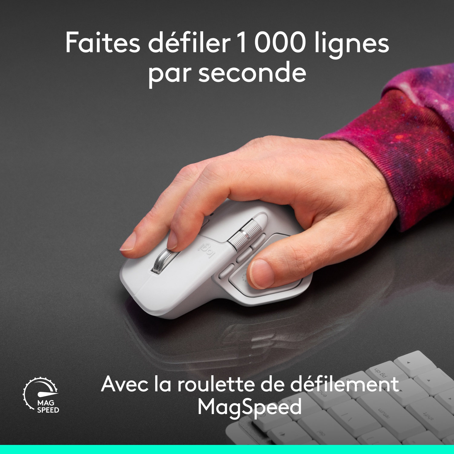 Une main tient une souris blanche. Le texte indique qu'elle défile 1000 lignes par seconde avec MagSpeed. Clavier en arrière-plan.