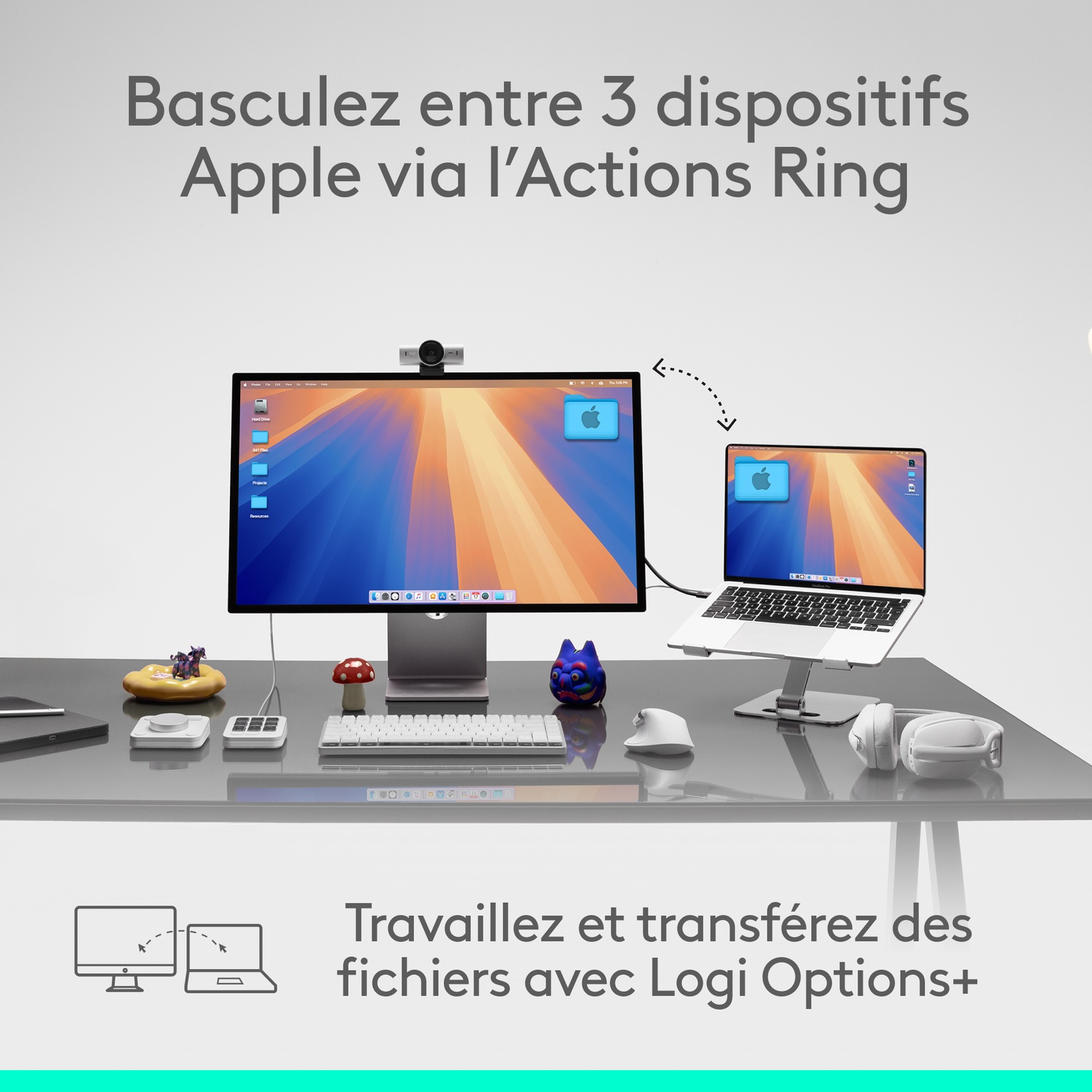 Configuration de bureau avec un écran et un ordinateur portable affichant l'interface Apple, entourés d'accessoires comme un clavier, une souris et un casque.
