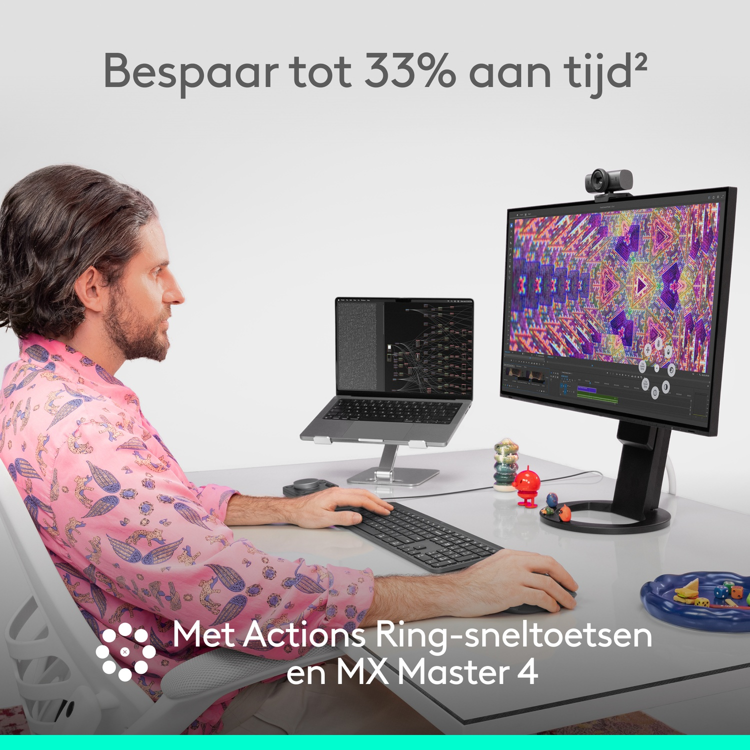 Man at desk using computer with monitor and laptop. Text on top says 'Bespaar tot 33% aan tijd²'. Product placement.