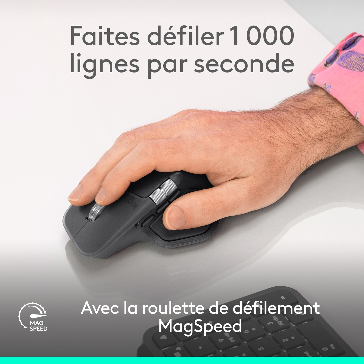 Une main tient une souris Logitech gris foncé. Texte : « Faites défiler 1000 lignes par seconde ». Un clavier au premier plan.