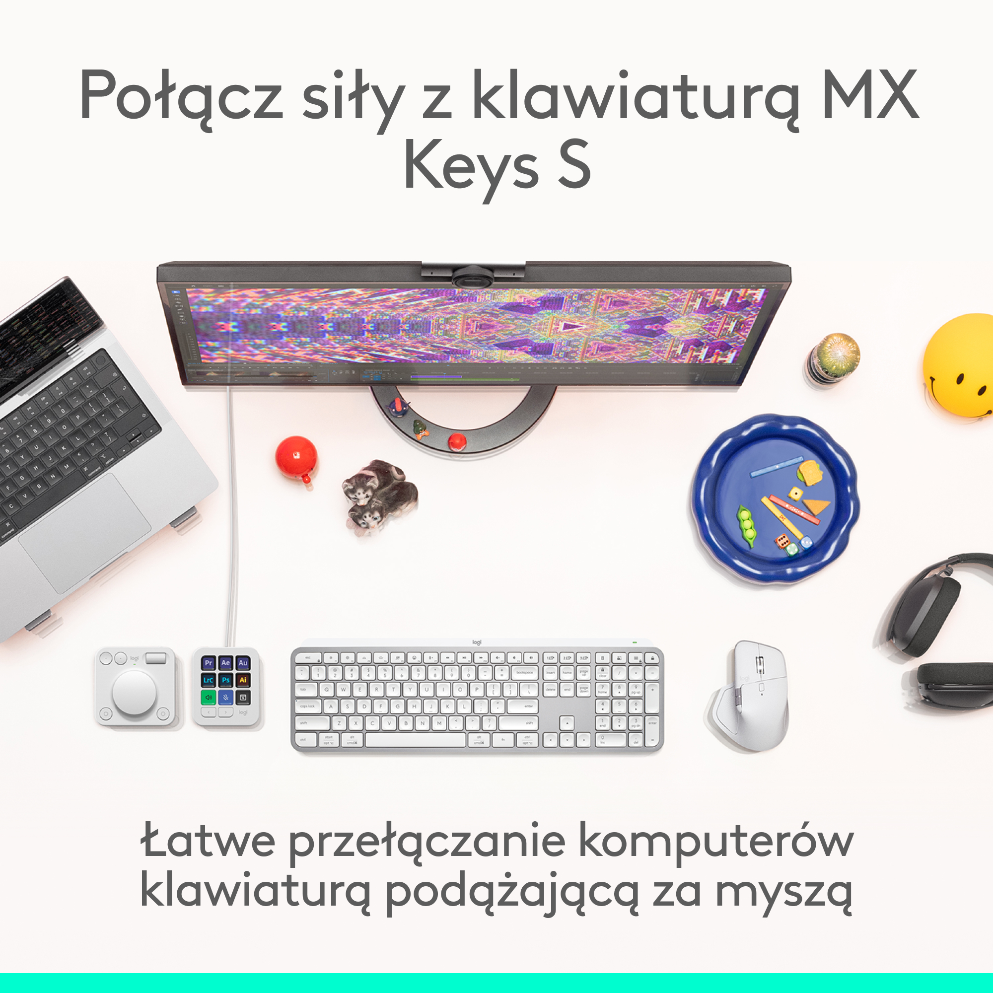 Widok z góry na miejsce pracy z laptopem, klawiaturą, myszą, monitorem i akcesoriami. Białe tło.