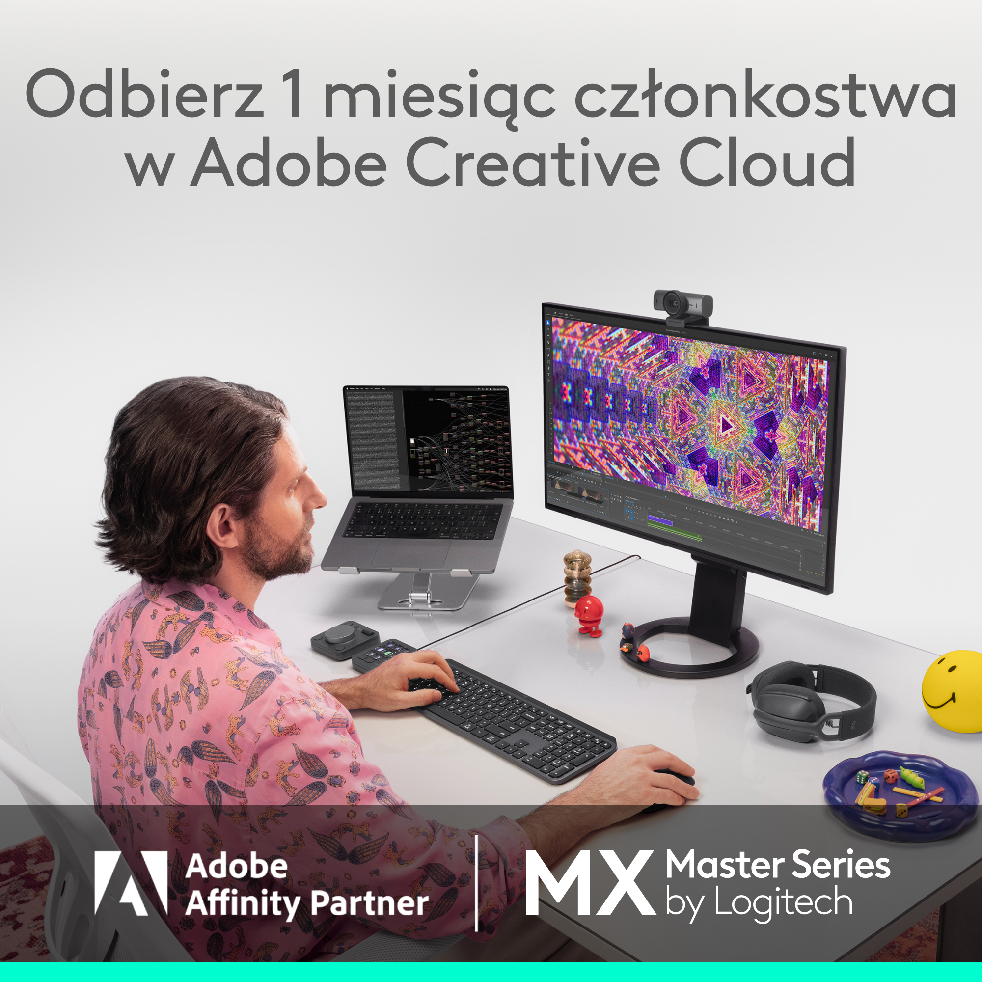 Mężczyzna pracuje przy biurku z laptopem i monitorem. Tło przedstawia logo Adobe i Logitech. Jest buźka.
