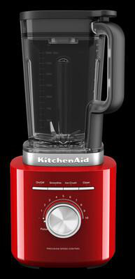 Ein roter KitchenAid-Mixer mit einem schwarzen Krug. Er hat einen silbernen Knopf und Tasten. Der Hintergrund ist schwarz.