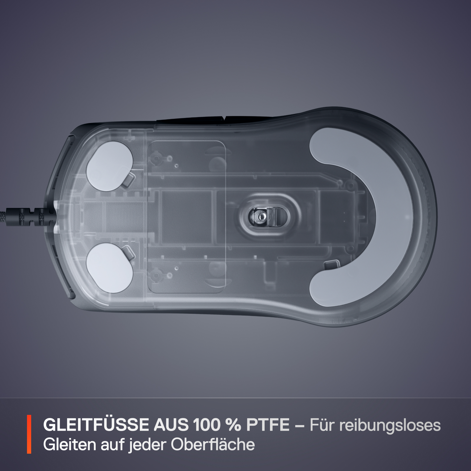 Unterseite einer Gaming-Maus mit weißen Pads und einer transparenten Kunststoffhülle. Der Hintergrund ist grau.