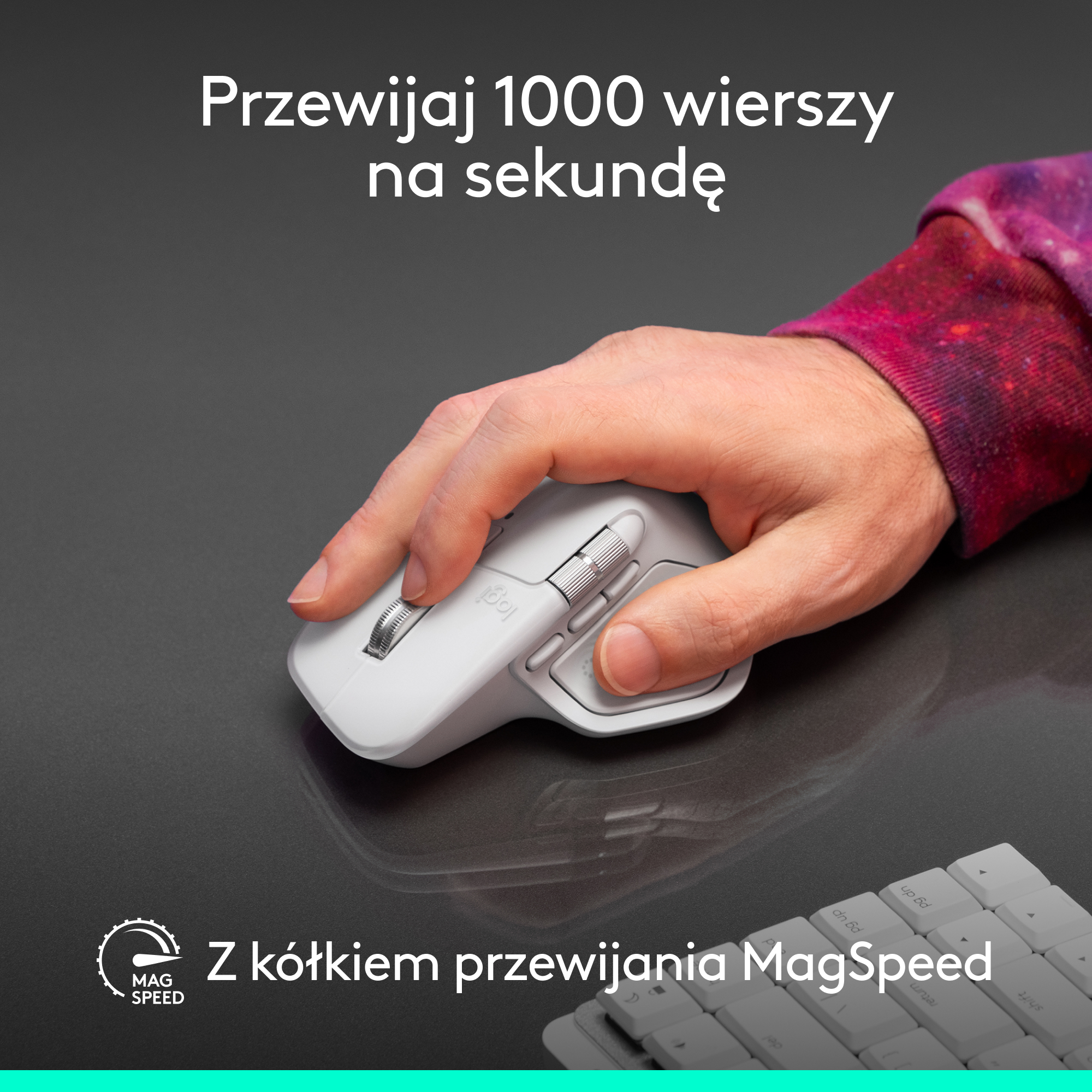 Ręka obsługuje białą mysz na ciemnej powierzchni. Tekst mówi 'Przewijaj 1000 linii na sekundę' i 'Kółko przewijania MagSpeed'.