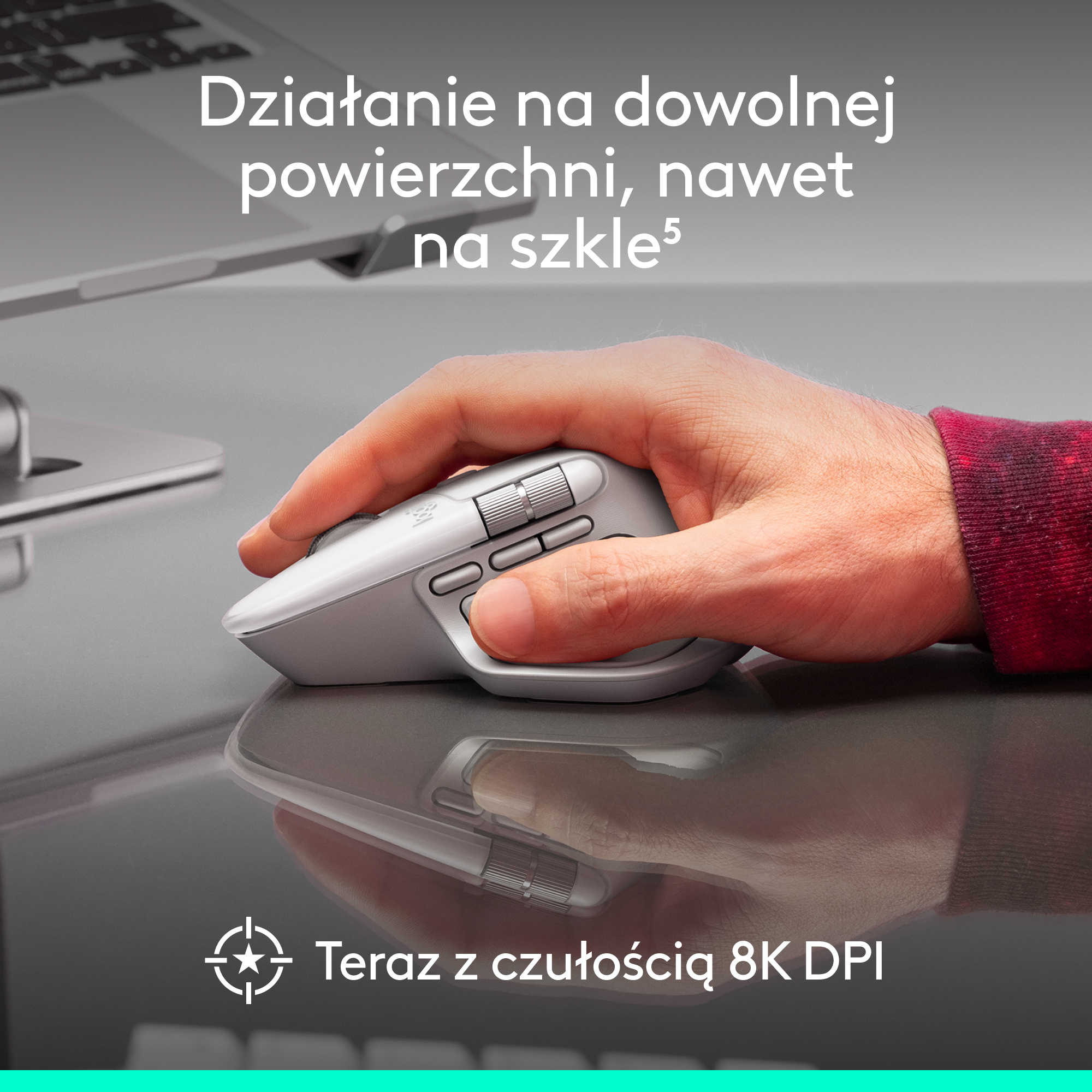 Dłoń używa srebrnej myszy na odblaskowej powierzchni. Mysz ma przyciski i kółko przewijania. Tekst: Czułość 8K DPI.