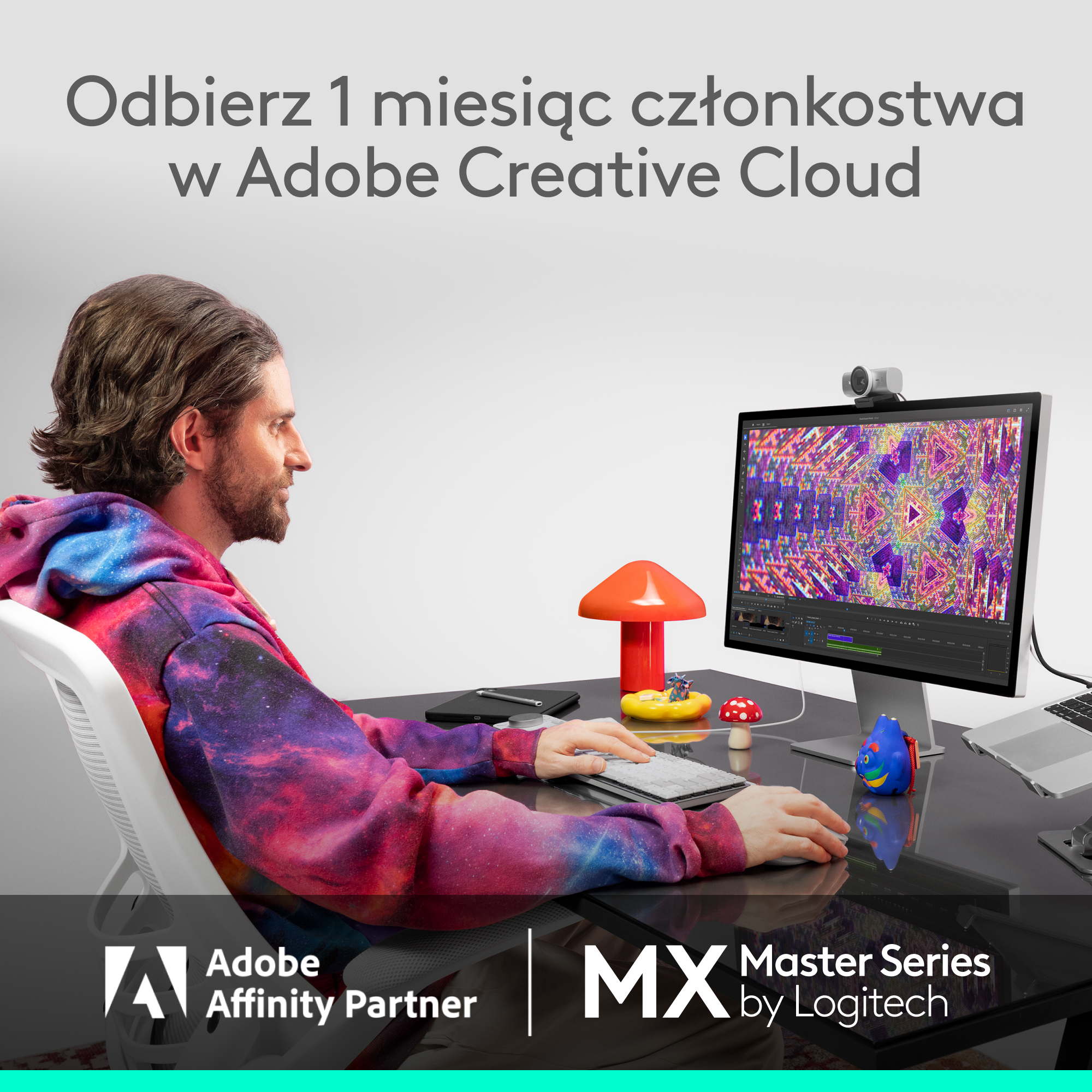 Mężczyzna przy biurku z komputerem, kolorowa bluza z kapturem i dekoracjami. Banner z ofertą Adobe z logo Logitech.