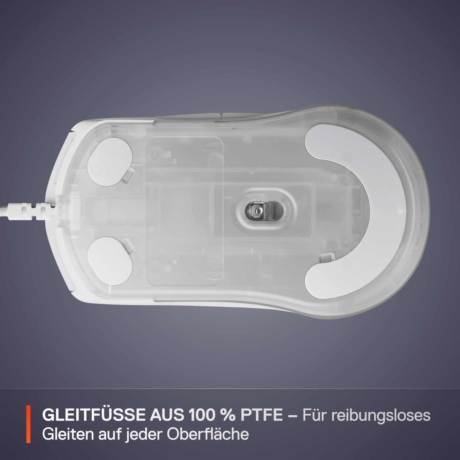 Unterseite einer weißen Maus mit transparentem Kunststoff. Sie hat drei weiße Pads und ein Kabel. Grauer Hintergrund.