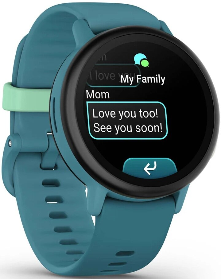 Turkusowy smartwatch wyświetla wiadomość od mamy: "Ja też Cię kocham! Do zobaczenia wkrótce!" Zegarek ma zielone zapięcie.