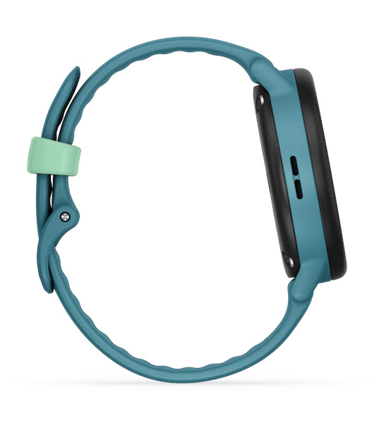 Turkusowy smartwatch, widok z boku, z czarnym ekranem. Pasek jest turkusowy z jasnozielonym zapięciem. Tło jest białe.