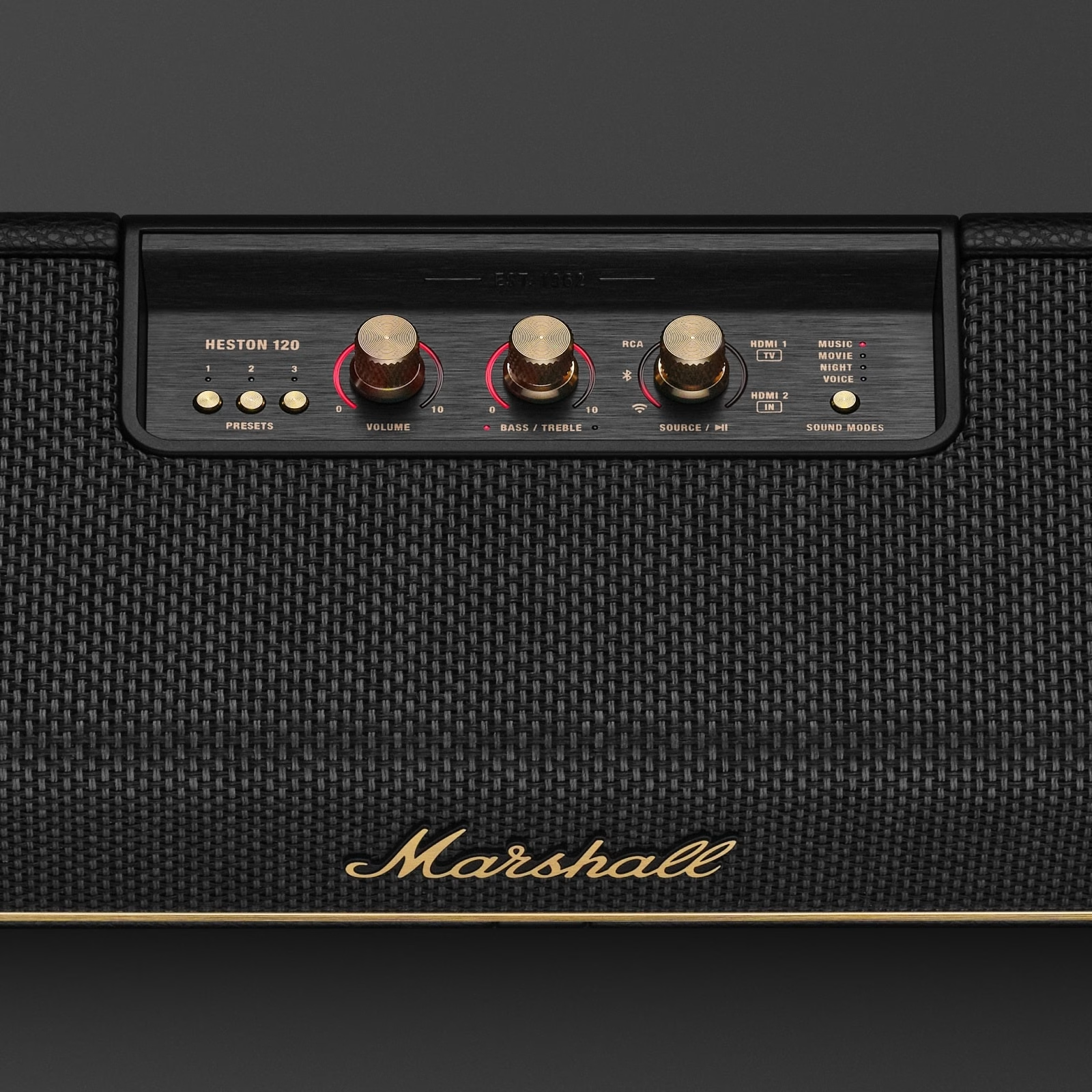 Schwarzer Lautsprecher mit goldenen Knöpfen. Bedienelemente umfassen Lautstärke, Bass und Quelle. Marshall-Logo sichtbar.