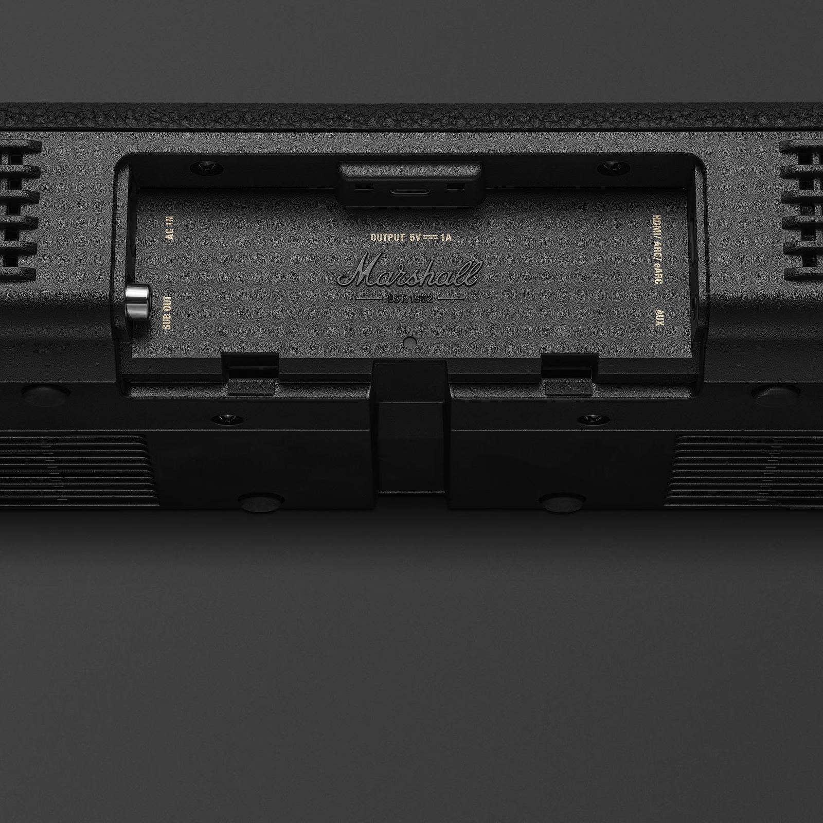 Nahaufnahme einer schwarzen Marshall-Soundbar. Anschlüsse sind AC-In, Sub-Out, HDMI und Aux. Das Marshall-Logo ist sichtbar.
