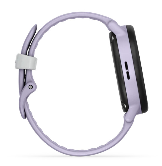 Widok z boku lawendowego smartwatcha z czarnym ekranem i białym uchwytem paska. Zegarek jest na białym tle.