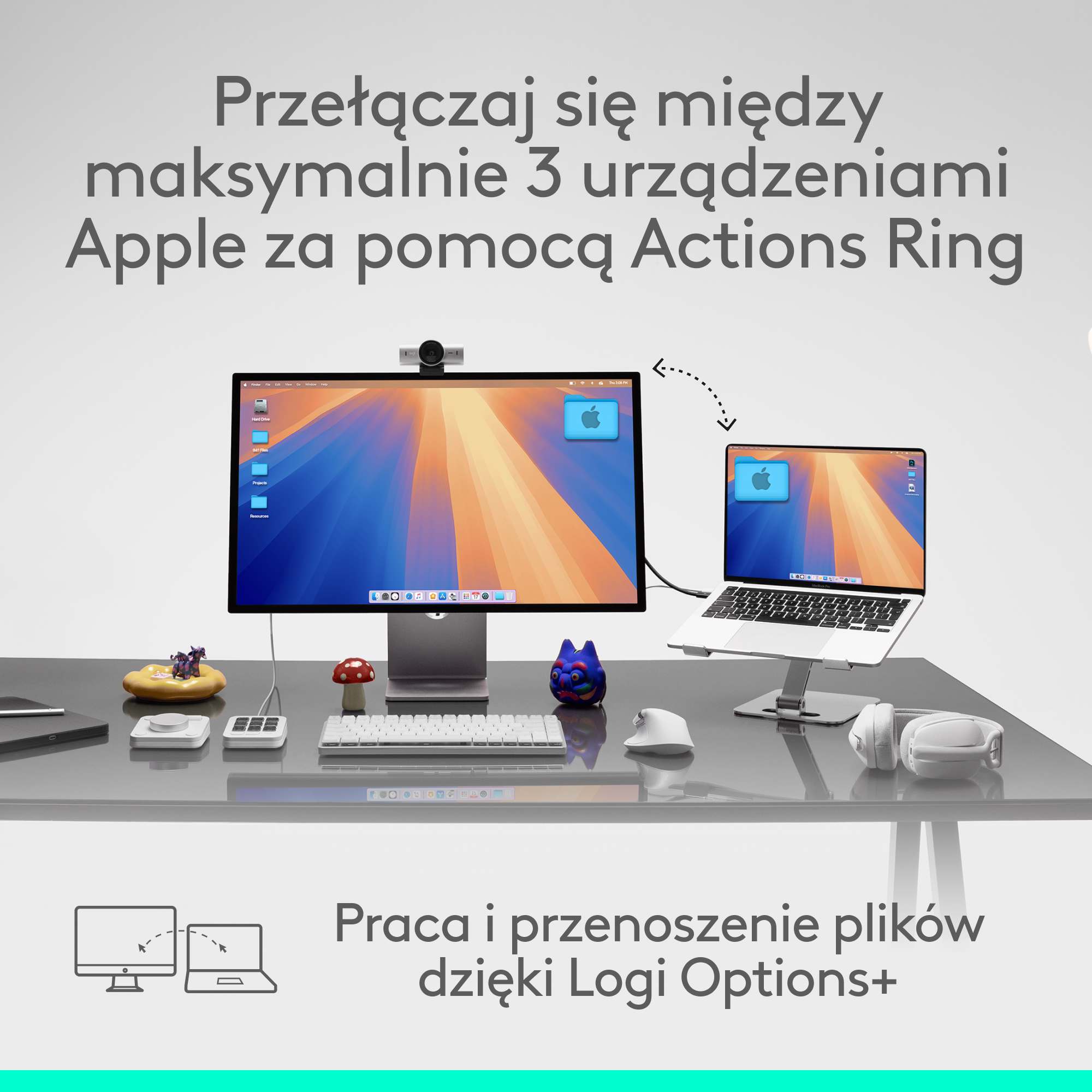 Konfiguracja biurka z dwoma urządzeniami Apple, kamerą internetową, klawiaturą, myszą i akcesoriami.