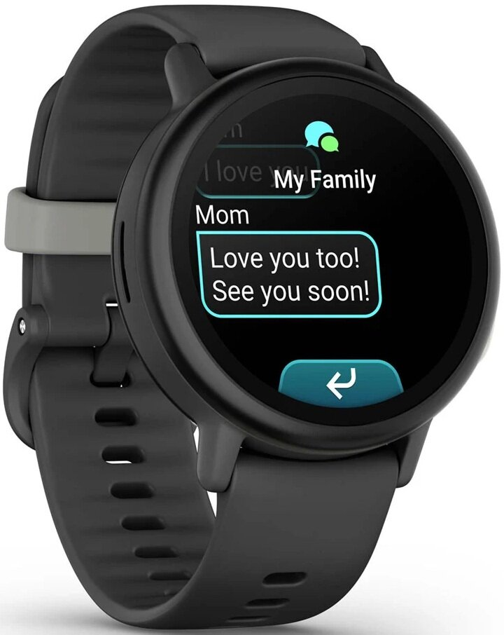 Czarny smartwatch wyświetlający wiadomość od 'Mamy': 'Też Cię kocham! Do zobaczenia wkrótce!'. Zegarek ma czarny pasek.