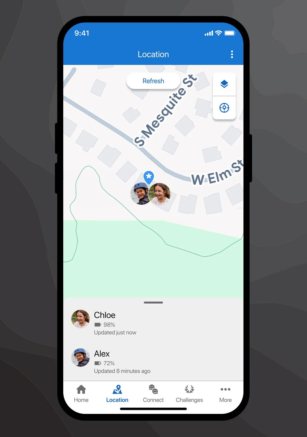 Ekran telefonu wyświetla mapę z dwoma zdjęciami profilowymi i szczegółami lokalizacji. Na mapie widać dwie osoby.