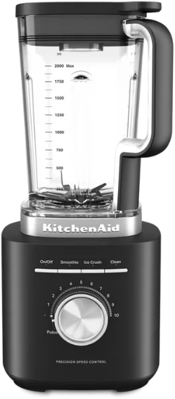 Egy fekete KitchenAid turmixgép átlátszó tartállyal. Van rajta egy sebességszabályozó tárcsa és gombok a különböző funkciókhoz.