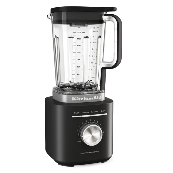 Egy fekete KitchenAid turmixgép átlátszó üveg tartállyal. Van rajta egy vezérlőtárcsa és különböző sebességbeállítások.
