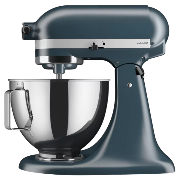 Egy türkizkék KitchenAid robotgép. Rozsdamentes acél tálja és króm keverője van. Az alap türkizkék, króm díszítéssel.