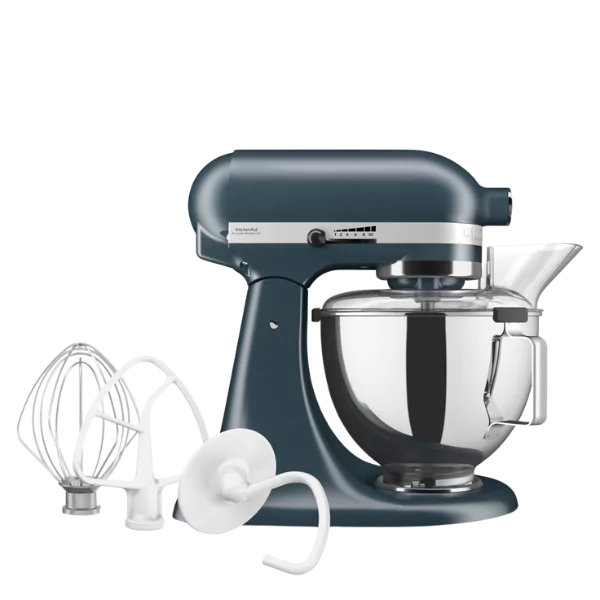 Egy türkizkék KitchenAid robotgép tartozékokkal fekete háttéren. Tartalmaz habverőt, dagasztóhorgot és keverőt.
