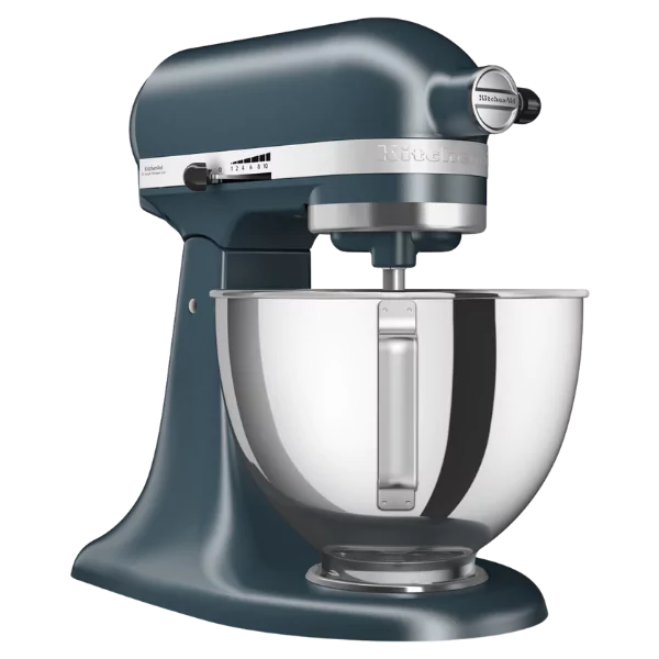 Egy türkizkék KitchenAid állványos mixer. Rozsdamentes acél tálja és fordulatszám-szabályozó tárcsája van. A háttér fekete.