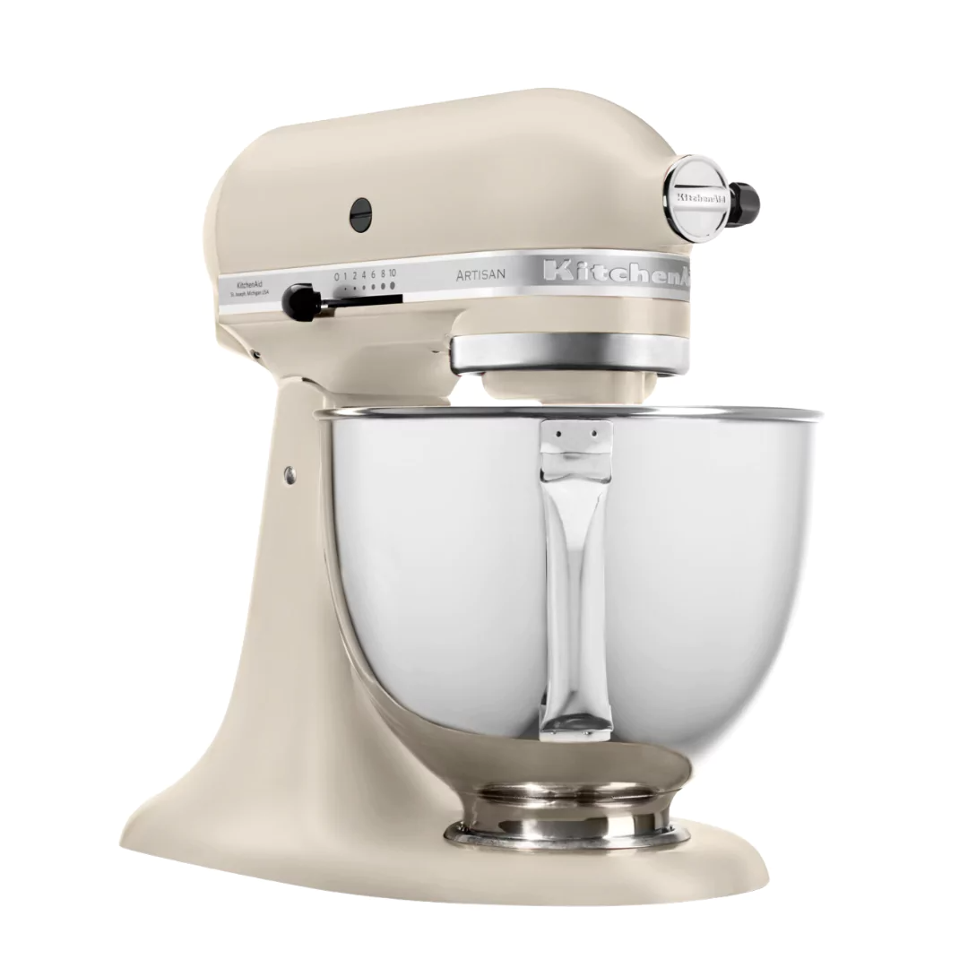 Krémszínű KitchenAid robotgép rozsdamentes acél tálban. A keverőgép tárcsával rendelkezik, fehér háttéren.