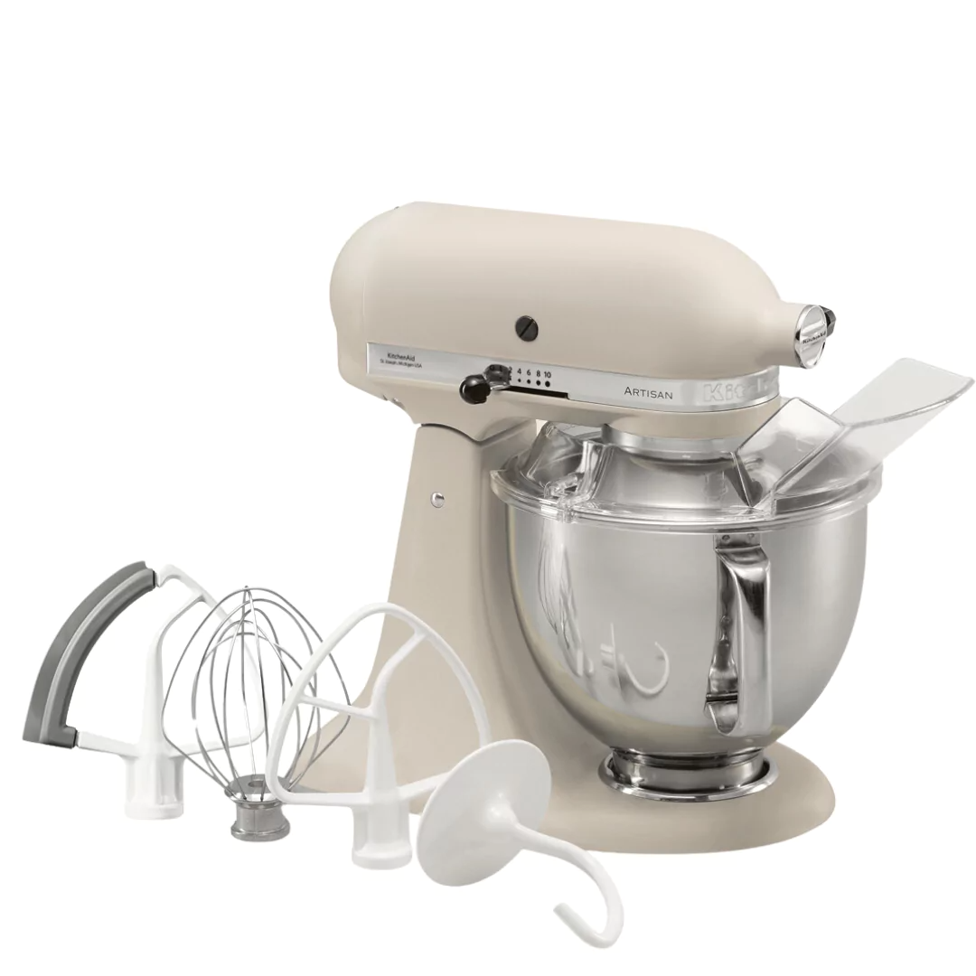 Bézs színű KitchenAid robotgép tartozékokkal. Habverőt, dagasztóhorgot és öntőpajzsot tartalmaz. Fehér alapon.