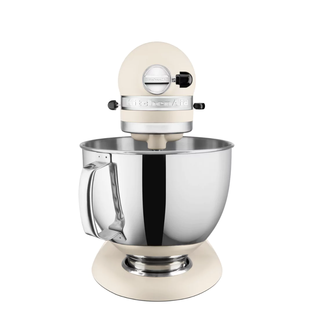 Krémszínű KitchenAid robotgép rozsdamentes acél tálkával. A robotgép fehér háttéren látható.