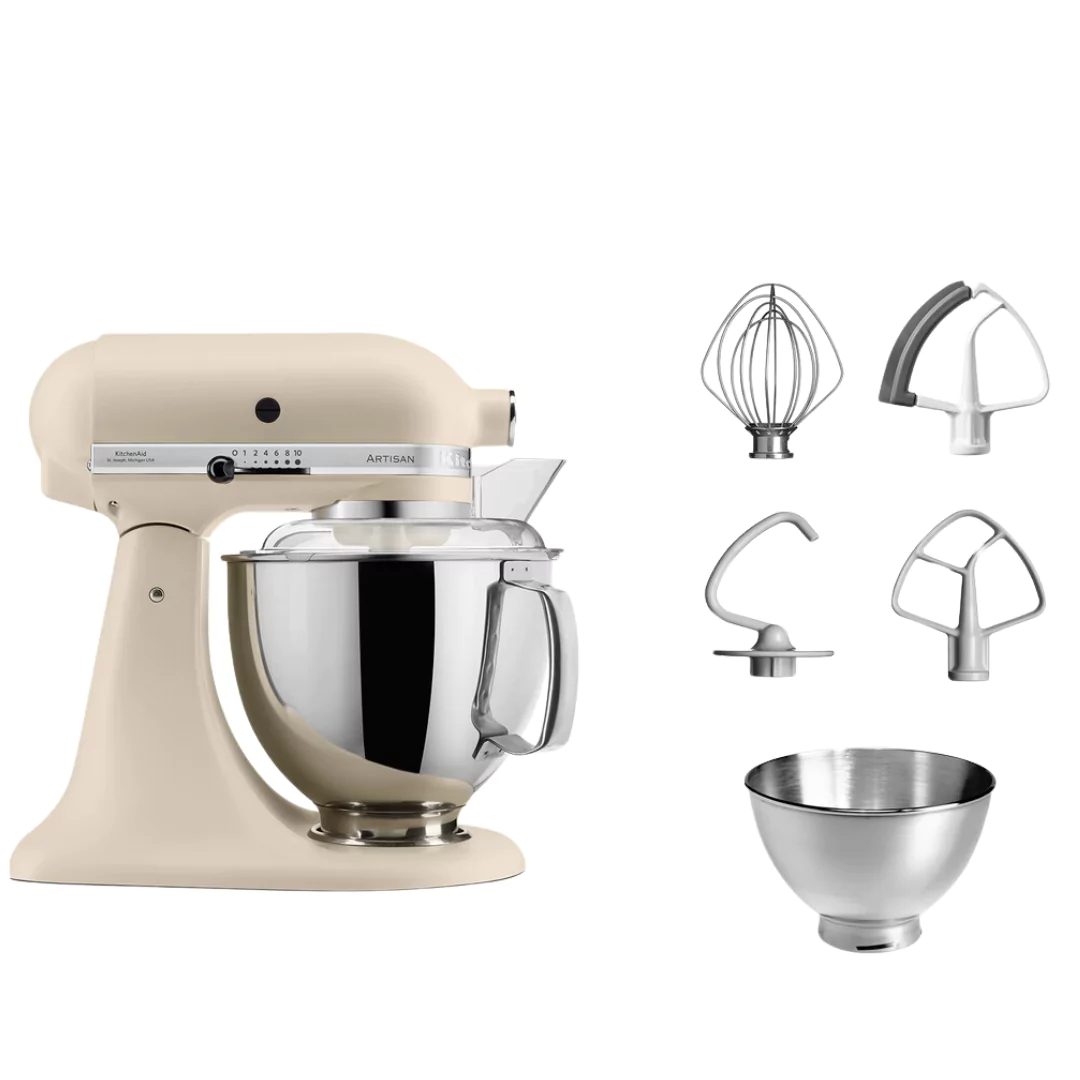 Krémszínű KitchenAid mixer, különféle tartozékokkal. Rozsdamentes acél tálat és több keverőt tartalmaz fehér háttéren.