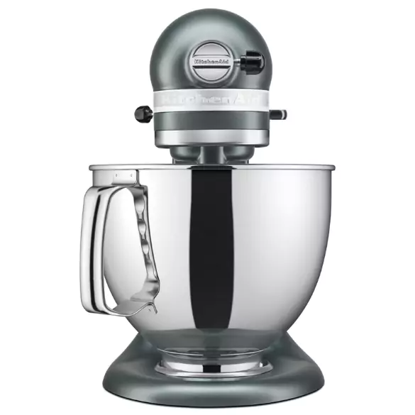 Egy ezüstszínű KitchenAid robotgép. Van egy tálja, egy feje a KitchenAid logóval és egy fogantyúja. Az alapja is ezüst.