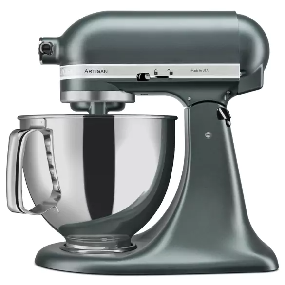 Egy türkizkék KitchenAid Artisan robotgép. Rozsdamentes acél tálja van, fehér háttér előtt.