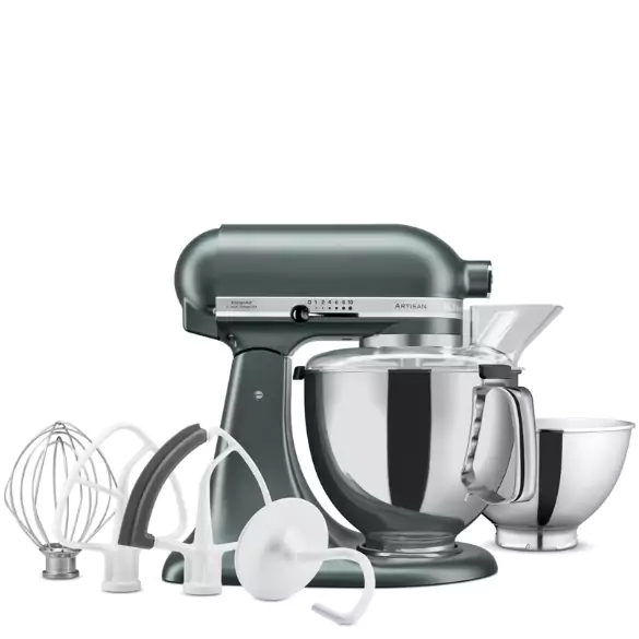 Egy türkizkék KitchenAid Artisan robotgép különféle tartozékokkal, beleértve a habverőt, dagasztóhorgot és keverőtálakat. Fehér háttér.