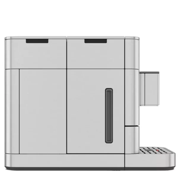 Egy modern, világosszürke kávéfőző. Téglalap alakú teste, víztartálya és egy kis platformja van, csészék számára.