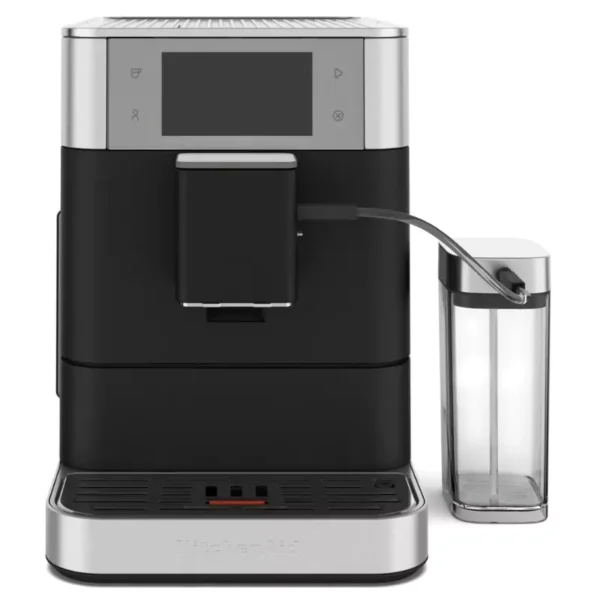 Egy fekete-ezüst KitchenAid eszpresszógép. Érintőképernyővel, habosító tartállyal és víztartállyal rendelkezik.