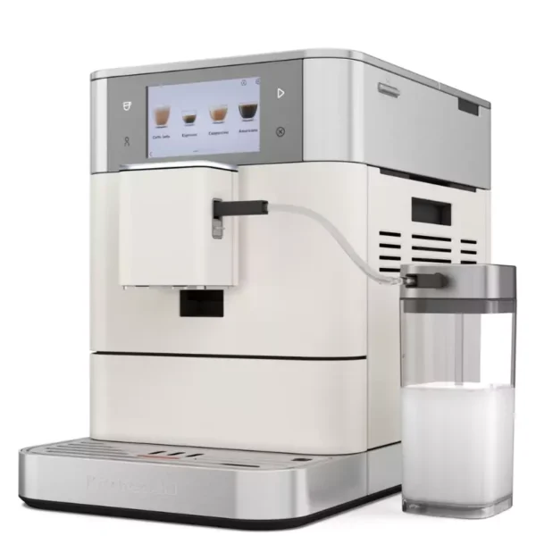 Fehér KitchenAid eszpresszógép érintőképernyővel. Jobbra egy átlátszó edény tejjel.