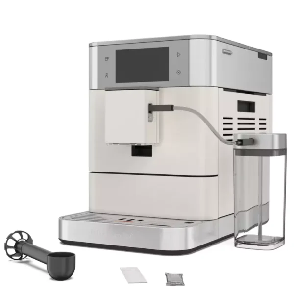 Fehér-ezüst kávéfőzőgép fekete kanállal és két kis csomaggal. Jobbra egy átlátszó víztartály.