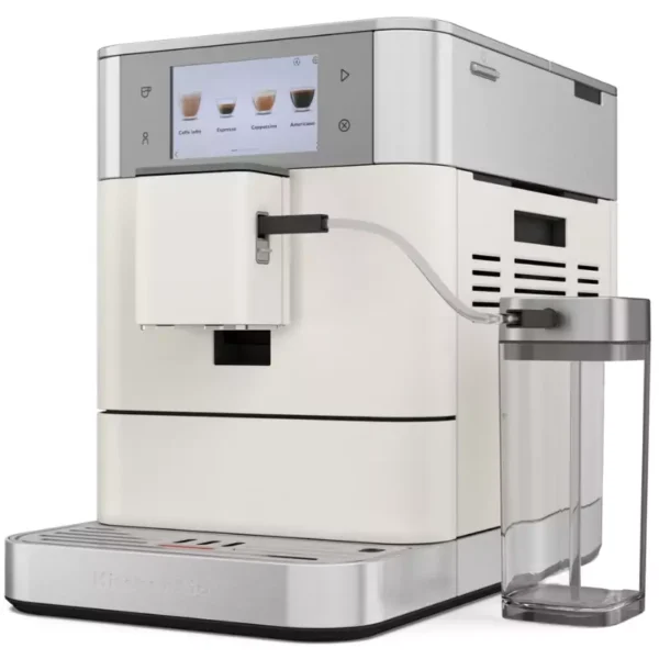 Egy fehér és ezüst KitchenAid eszpresszó gép. Érintőképernyővel rendelkezik kávé opciókkal. Egy átlátszó víztartály az oldalon található.