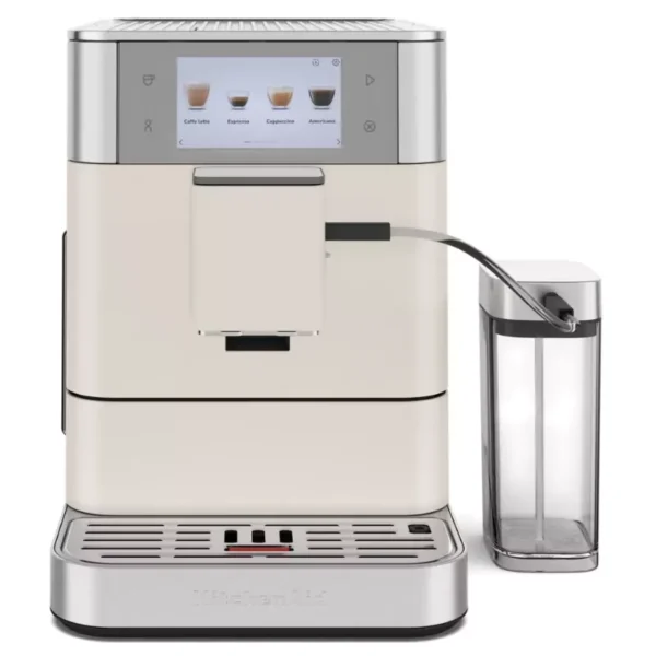Krémszínű KitchenAid eszpresszó gép. A képernyőn kávé opciók, víztartály és ezüst alap látható.