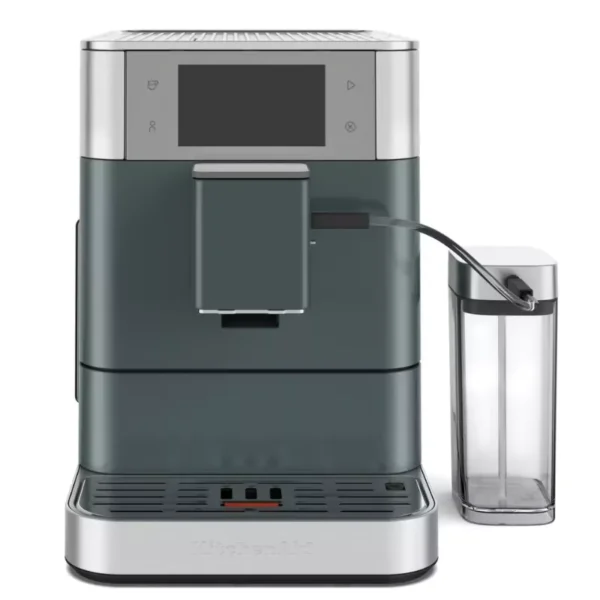 Sötétszürke KitchenAid eszpresszógép, ezüst alappal és díszítéssel. Érintőképernyővel és külön víztartállyal rendelkezik.