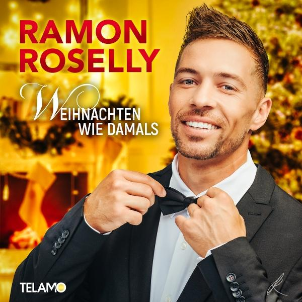 Ein Mann im Anzug richtet seine Fliege, mit Text 'Ramon Roselly' und 'Weihnachten wie damals' vor verschwommenem Weihnachtsbaum.