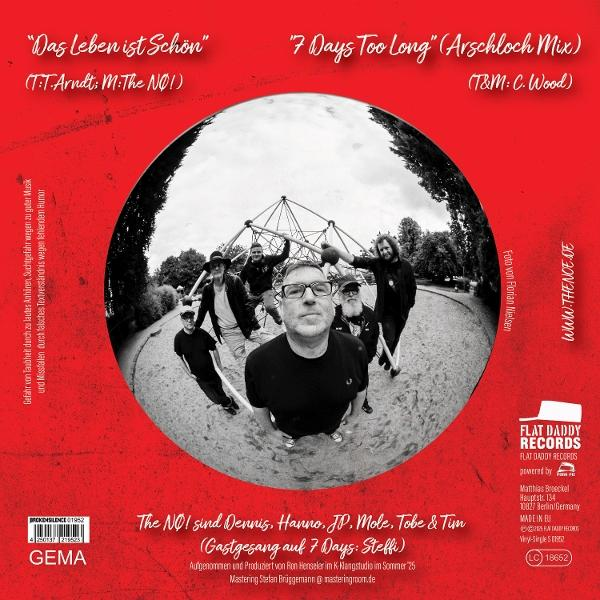 Eine Gruppe Männer posiert für ein Foto. Text beinhaltet Bandname und Albumtitel auf rotem Hintergrund.
