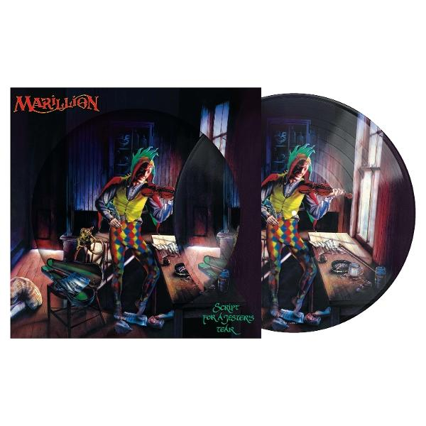 Albumcover. Ein Narr spielt Geige. Der Albumtitel lautet Script for a Jester's Tear. Das Marillion-Logo befindet sich oben.