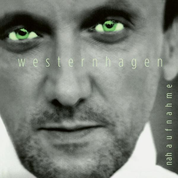 Nahaufnahme eines Mannes mit grünen Augen. Der Name 'westernhagen' steht oben, 'nah aufnahme' an der Seite.