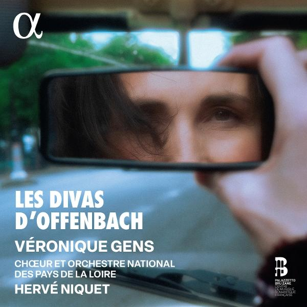 Das Gesicht einer Person spiegelt sich im Rückspiegel eines Autos. Text überlagert: 'Les Divas D'Offenbach, Véronique Gens'.