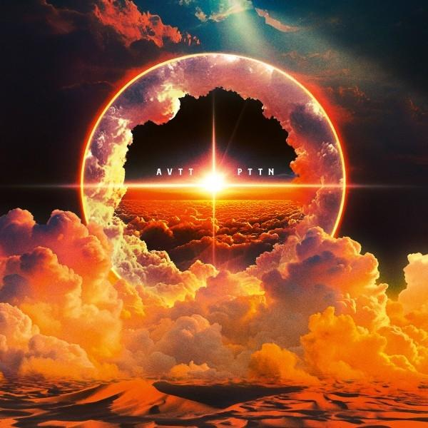 Eine künstlerische Darstellung eines Sonnenuntergangs mit einer ringförmigen Formation am Himmel, Wolken und einer Wüstenlandschaft darunter.