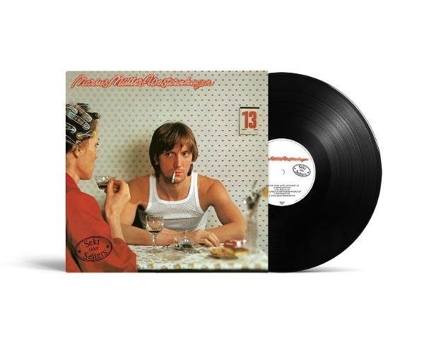 Albumcover mit zwei Personen an einem Tisch, einer Schallplatte und der Zahl 13. Der Mann raucht eine Zigarette. Die Frau hat Lockenwickler.